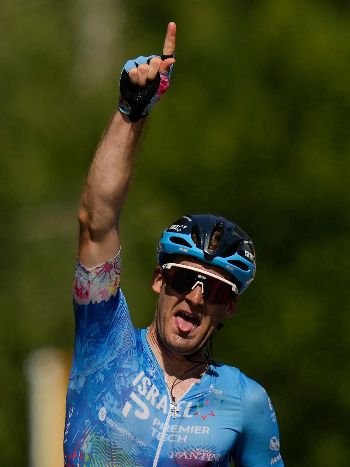 19.07.2022, Frankreich, Foix: Radsport: UCI WorldTour - Tour de France, Carcassonne - Foix (178,50 km), 16. Etappe: Hugo Houle aus Kanada vom Team Israel-Premier Tech zeigt nach seinem Etappensieg zum Himmel und widmet seinen Sieg seinem Bruder Pierrick, der vor fast zehn Jahren von einem betrunkenen Autofahrer getötet wurde. Foto: Thibault Camus/AP/dpa +++ dpa-Bildfunk +++