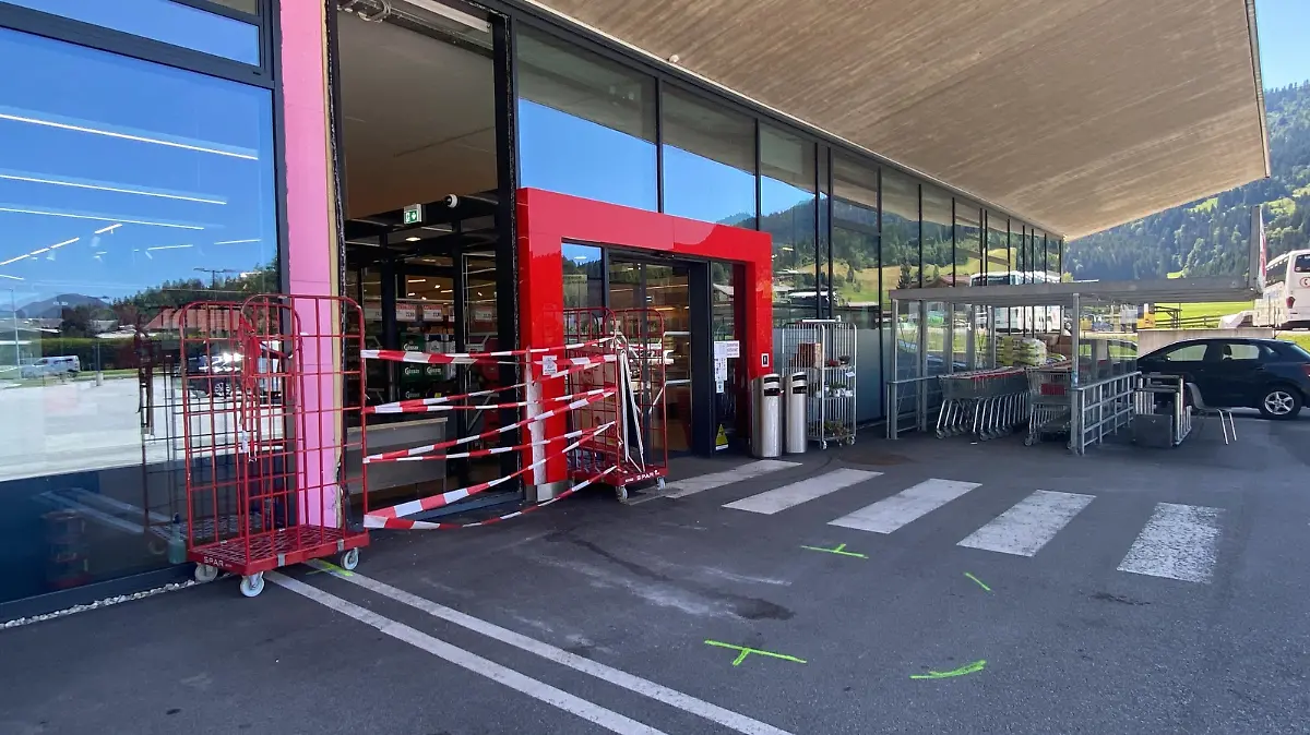 ABD0108_20220719 - ELLMAU - ÖSTERREICH: ZU APA0232 VOM 19.7.2022 - Ein einjähriges Kleinkind ist am Dienstag, 19. JUli 2022, bei einem Unfall in Ellmau (Bezirk Kufstein) ums Leben gekommen. Eine 87-Jährige verlor vor einem Supermarkt die Kontrolle über ihr Fahrzeug. Das Auto erfasste einen Kinderwagen samt Kleinkind, mit dem eine Mutter vor dem Geschäft entlang ging. Der Bub erlitt dabei schwere Verletzungen und musste reanimiert werden. Er verstarb wenig später im Krankenhaus St. Johann. - FOTO: APA/ZOOM.TIROL - 20220719_PD4920