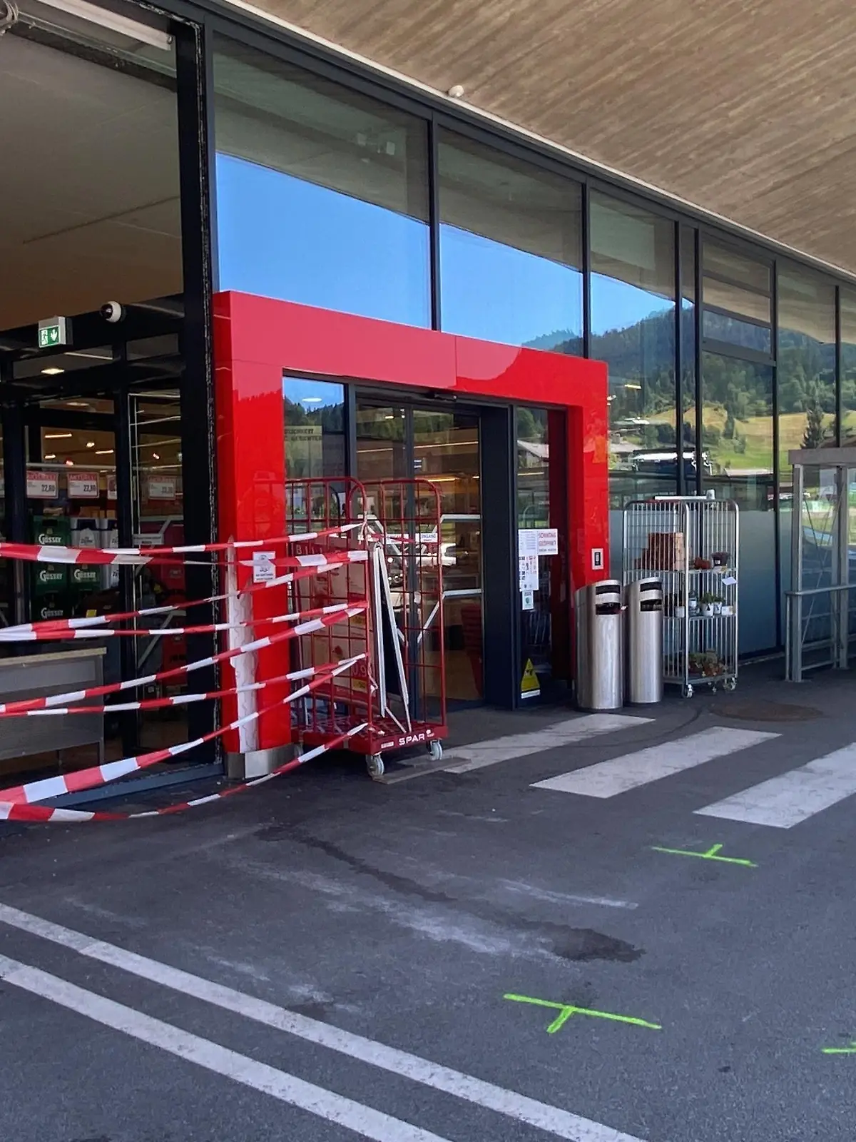 ABD0108_20220719 - ELLMAU - ÖSTERREICH: ZU APA0232 VOM 19.7.2022 - Ein einjähriges Kleinkind ist am Dienstag, 19. JUli 2022, bei einem Unfall in Ellmau (Bezirk Kufstein) ums Leben gekommen. Eine 87-Jährige verlor vor einem Supermarkt die Kontrolle über ihr Fahrzeug. Das Auto erfasste einen Kinderwagen samt Kleinkind, mit dem eine Mutter vor dem Geschäft entlang ging. Der Bub erlitt dabei schwere Verletzungen und musste reanimiert werden. Er verstarb wenig später im Krankenhaus St. Johann. - FOTO: APA/ZOOM.TIROL - 20220719_PD4920
