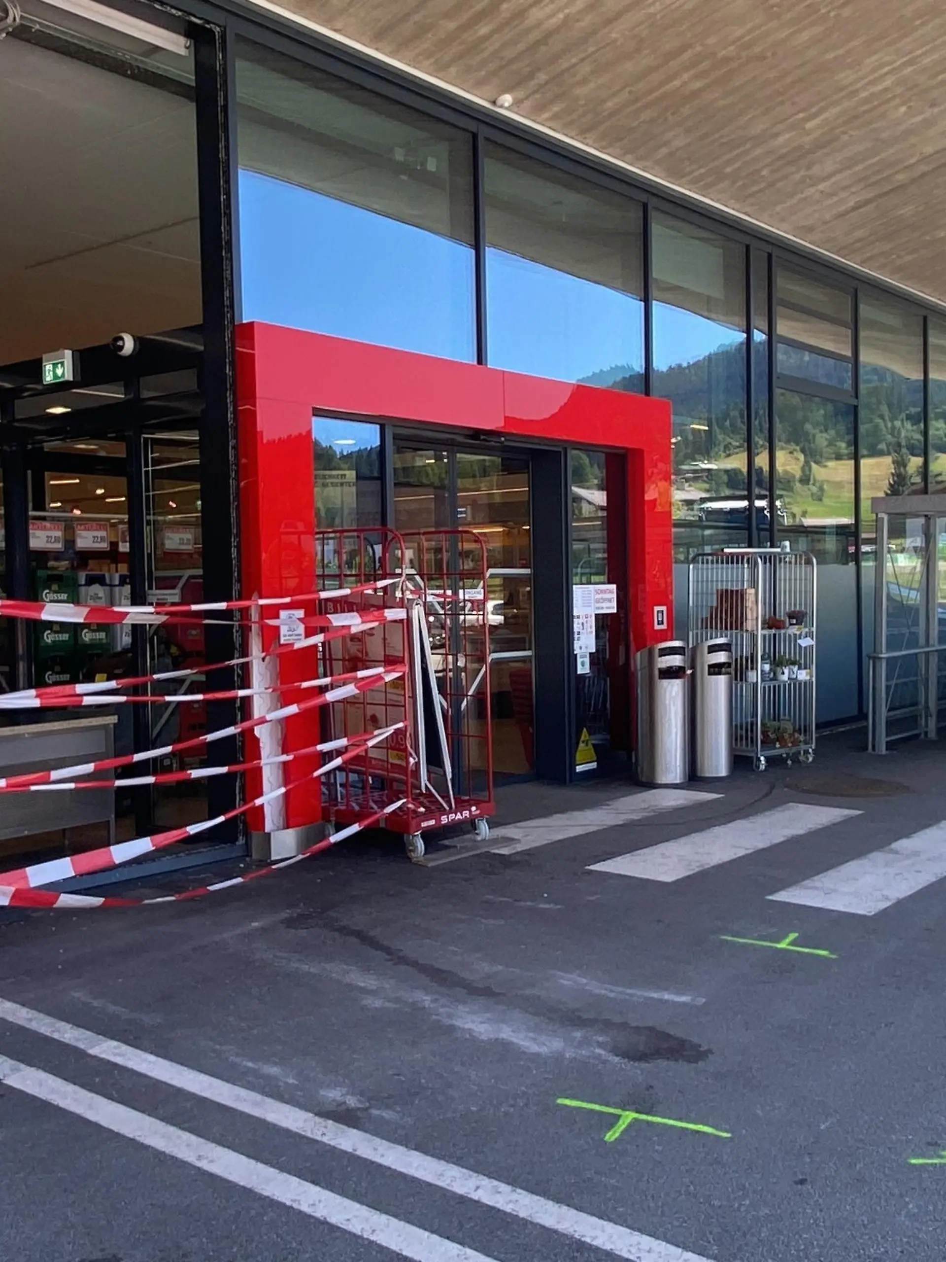 ABD0108_20220719 - ELLMAU - ÖSTERREICH: ZU APA0232 VOM 19.7.2022 - Ein einjähriges Kleinkind ist am Dienstag, 19. JUli 2022, bei einem Unfall in Ellmau (Bezirk Kufstein) ums Leben gekommen. Eine 87-Jährige verlor vor einem Supermarkt die Kontrolle über ihr Fahrzeug. Das Auto erfasste einen Kinderwagen samt Kleinkind, mit dem eine Mutter vor dem Geschäft entlang ging. Der Bub erlitt dabei schwere Verletzungen und musste reanimiert werden. Er verstarb wenig später im Krankenhaus St. Johann. - FOTO: APA/ZOOM.TIROL - 20220719_PD4920