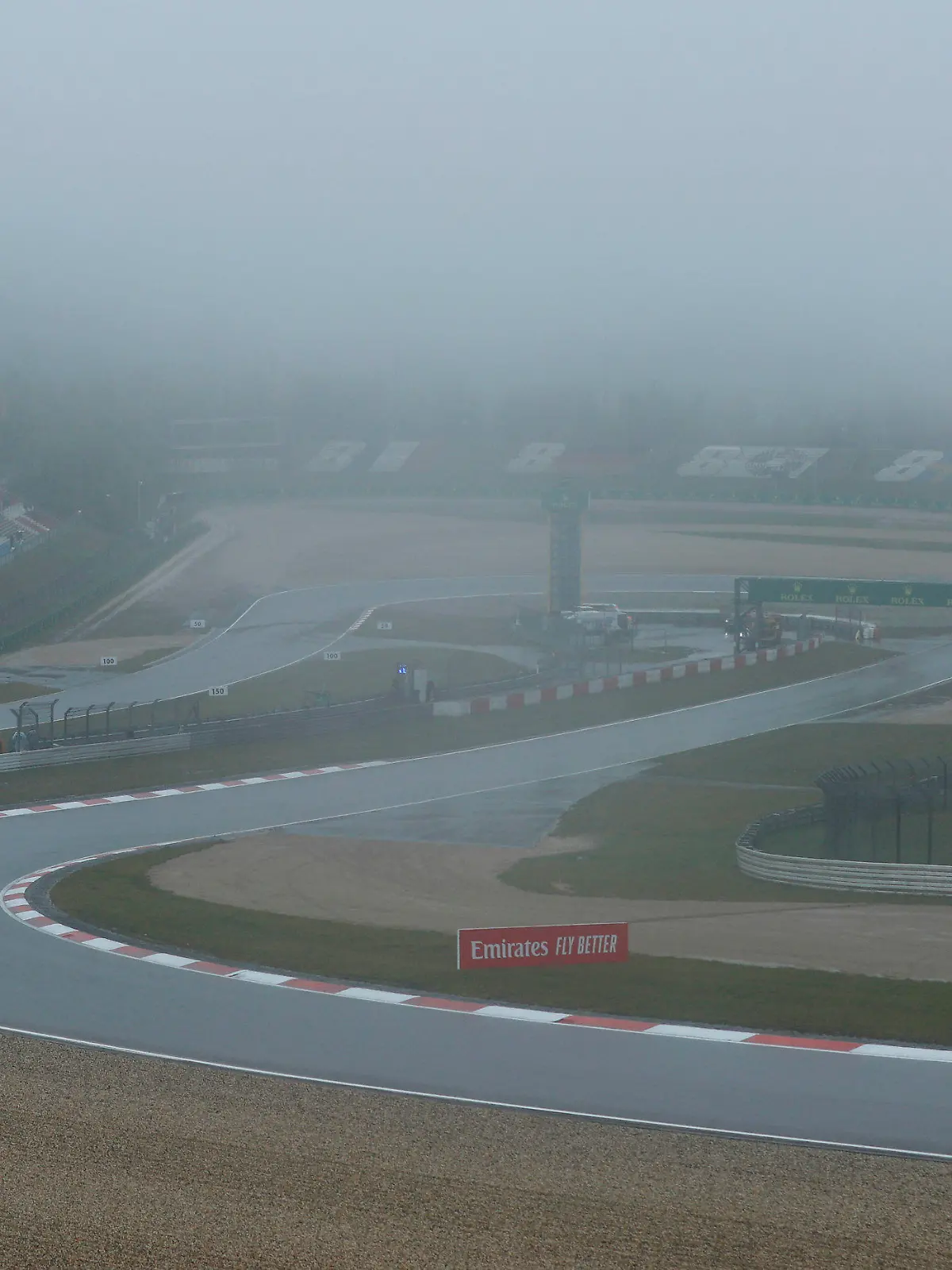 09.10.2020, Nürburg: Motorsport: Formel-1-Weltmeisterschaft, Grand Prix der Eifel, 1. Freies Training: Nebel liegt über der Rennstrecke. Das erste Training auf der Nürburgring-Strecke wurde wegen starkem Regen abgesagt. Foto: Ronald Wittek/Pool EPA/AP/dpa +++ dpa-Bildfunk +++