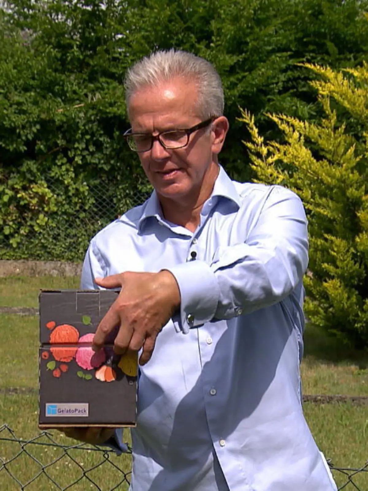 Ein Unternehmer aus Erftstadt hat eine Verpackung für Eisbecher entwickelt: Gelato Pack. Damit soll es möglich sein, seinen Eisbecher bis zu einer Stunde kühl und ohne zu schmelzen bis nach Hause zu transportieren oder sich liefern zu lassen. Besonders aufwendig: Das Kühlsystem. Denn Speiseeis, um frisch und kalt zu bleiben, benötige eine Temperatur von Minus 13 Grad. Das Kühlsystem von Andreas Siebrecht sei in der Lage das zu schaffen. Außerdem sei die Verpackung nachhaltig. Der Pappkarton ist aus Altpapier hergestellt, das Plastik biologisch abbaubar und die ganze Box wiederverwendbar. Noch ist Gelato Pack aber Zukunftsmusik. Andreas Siebrecht ist auf der Suche nach Investoren.