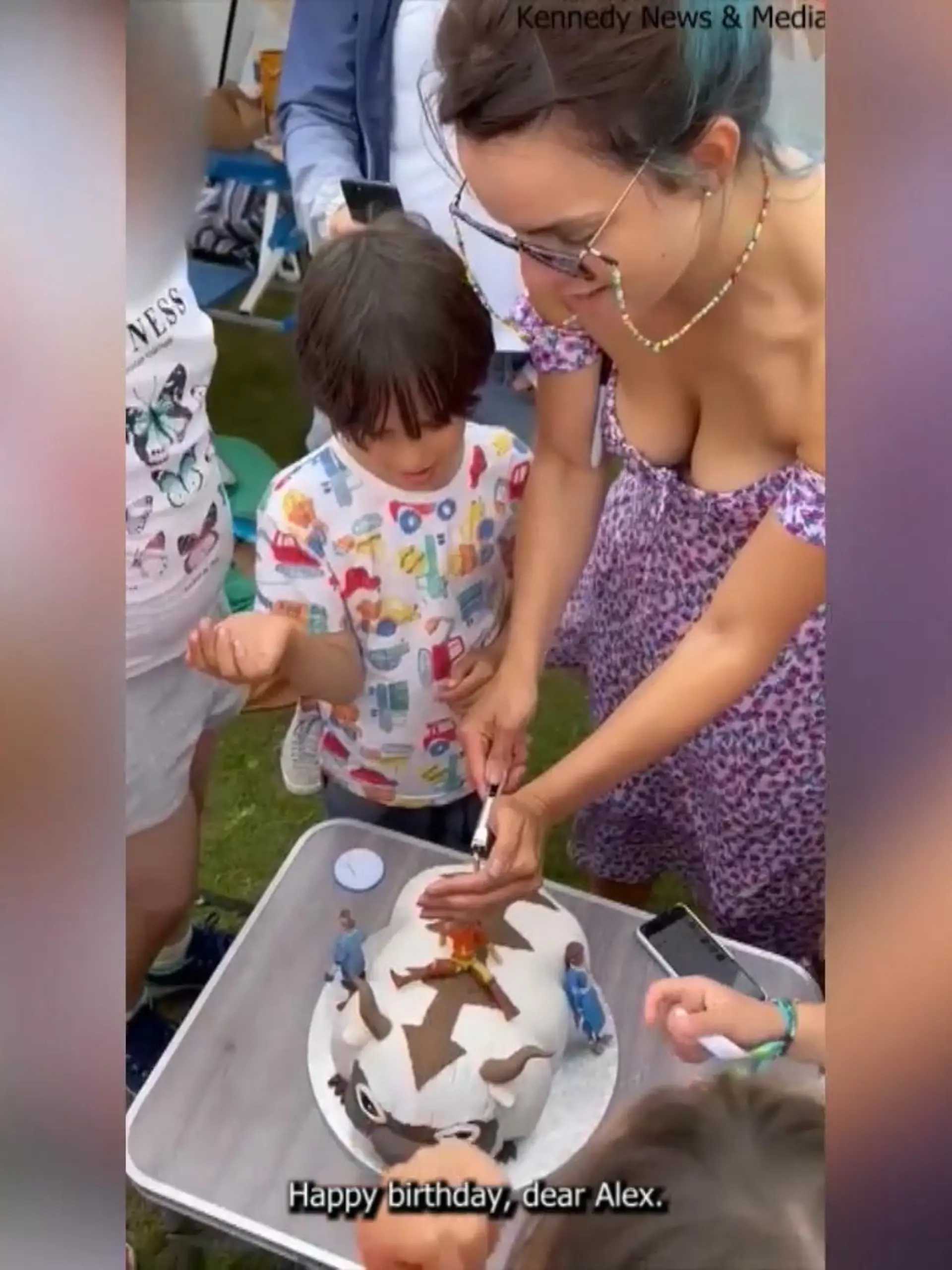 Eine Mutter wird nach der Geburtstagsfeier ihres Sohns im Netz angefeindet.
 Die Menschen werfen ihr vor, zu viel Ausschnitt für einen Kindergeburtstag getragen zu haben.
 Auf Social Media zeigt sie Momente des Geburtstags, wo sie von oben gefilmt wird und dabei tiefer in den Ausschnitt geguckt werden kann. Das finden einige nicht gut und lassen ihren Unmut freien Lauf.
 Die junge Mutter lässt das aber nicht auf sich sitzen und reagiert auf die Kommentare. Sie findet es nicht in Ordnung, dass Menschen über andere urteilen. Sie versteht das Problem der Leute nicht, es ist ein normales Kleid für einen Geburtstag im Park.