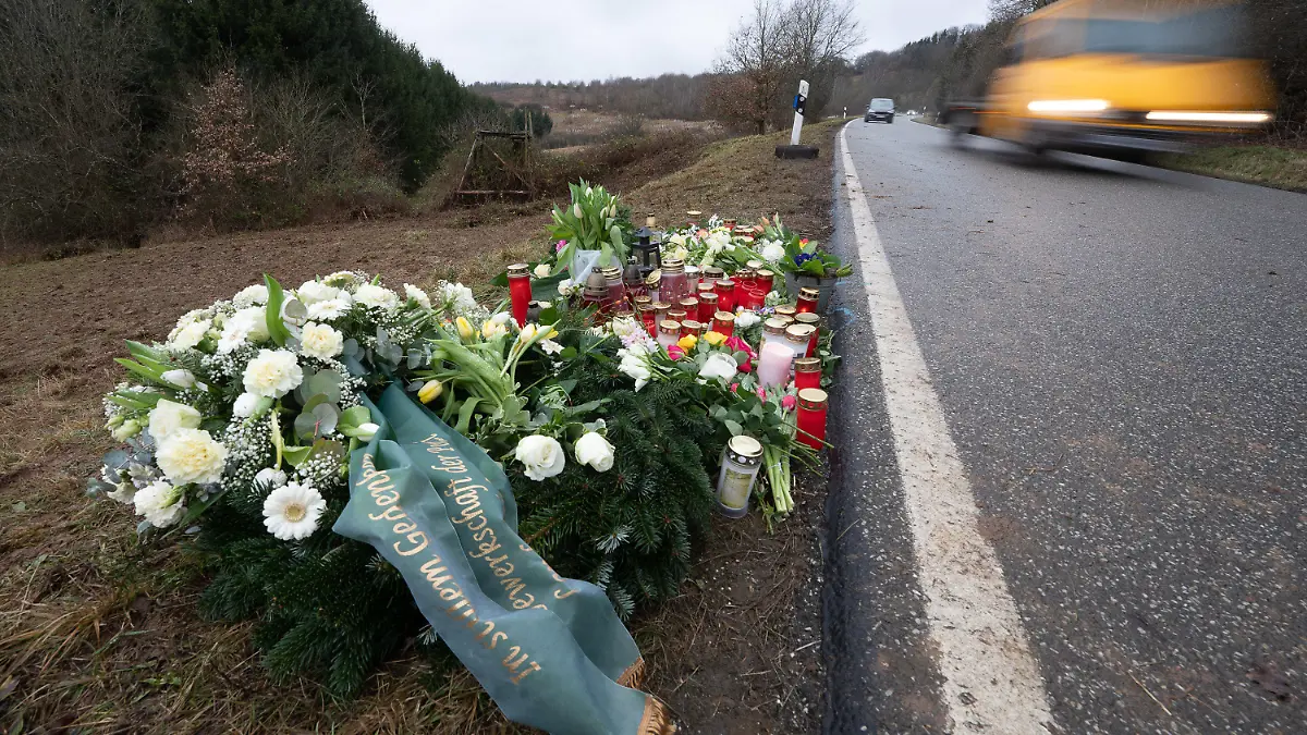 ARCHIV - 04.02.2022, Rheinland-Pfalz, Ulmet: Blumen und Kerzen stehen an dem Tatort, an dem Ende Januar 2022 bei Kusel zwei Polizeibeamte bei einer Verkehrskontrolle erschossen wurden. (zu dpa «Die Stille nach dem Hilferuf - Erste Zeugen in Polizistenmord-Prozess») Foto: Sebastian Gollnow/dpa +++ dpa-Bildfunk +++