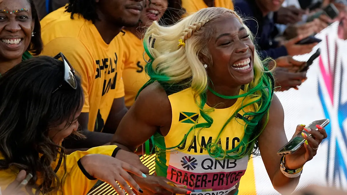 17.07.2022, USA, Eugene: Leichtathletik: Weltmeisterschaft: Die Goldmedaillengewinnerin Shelly-Ann Fraser-Pryce aus Jamaika posiert für ein Foto nach ihrem Sieg im 100-Meter-Lauf der Frauen. Foto: David J. Phillip/AP/dpa +++ dpa-Bildfunk +++