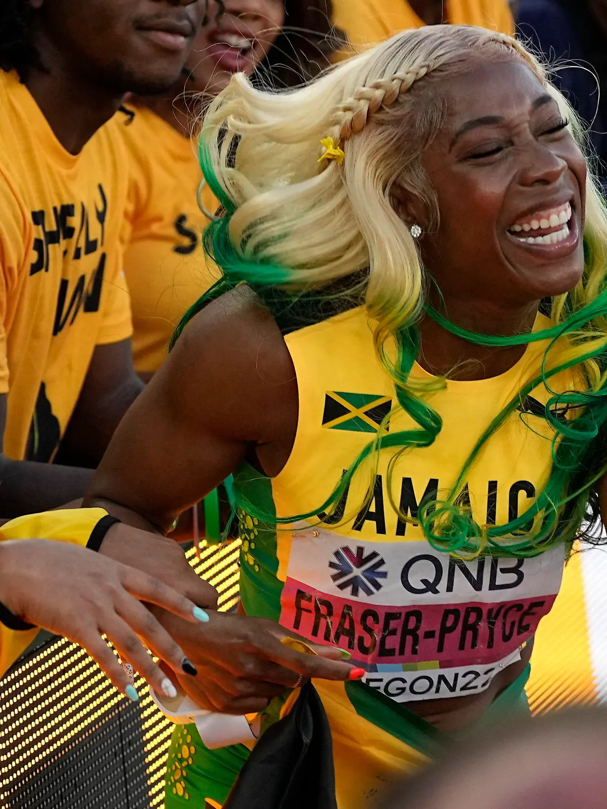 17.07.2022, USA, Eugene: Leichtathletik: Weltmeisterschaft: Die Goldmedaillengewinnerin Shelly-Ann Fraser-Pryce aus Jamaika posiert für ein Foto nach ihrem Sieg im 100-Meter-Lauf der Frauen. Foto: David J. Phillip/AP/dpa +++ dpa-Bildfunk +++