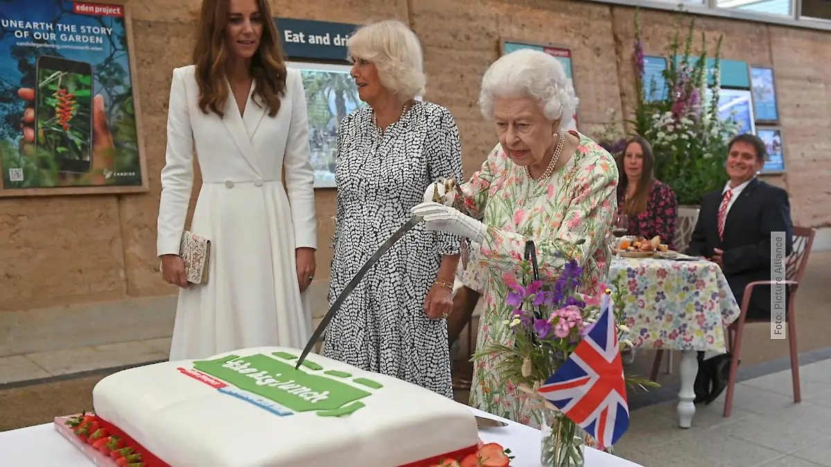 Was könnte die Queen in ihrer Handtasche haben? Royale Fans spekulieren aus aktuellen Anlass