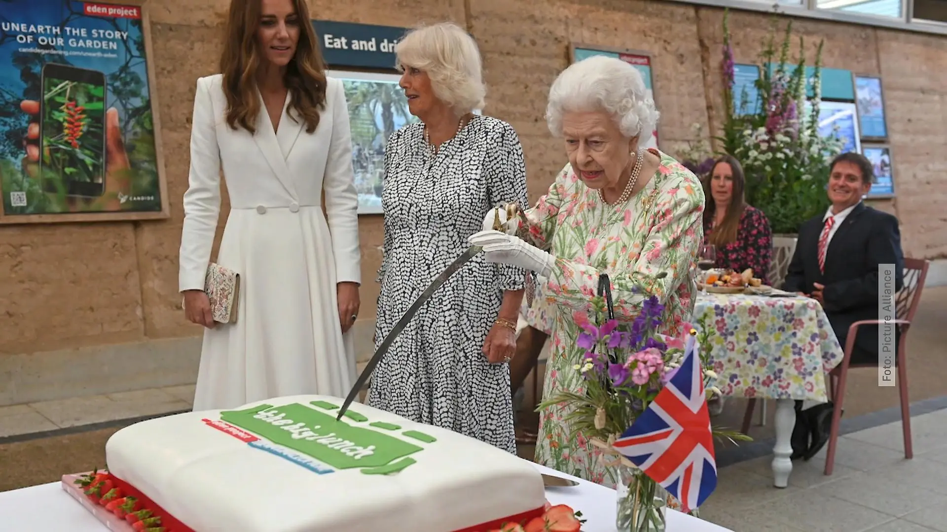 Was könnte die Queen in ihrer Handtasche haben? Royale Fans spekulieren aus aktuellen Anlass