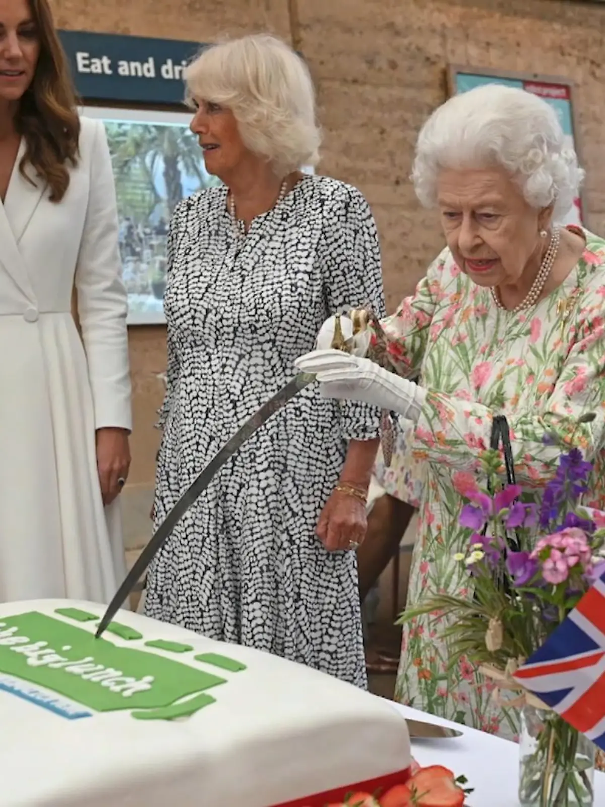Bild zu: "Was könnte die Queen in ihrer Handtasche haben?"
