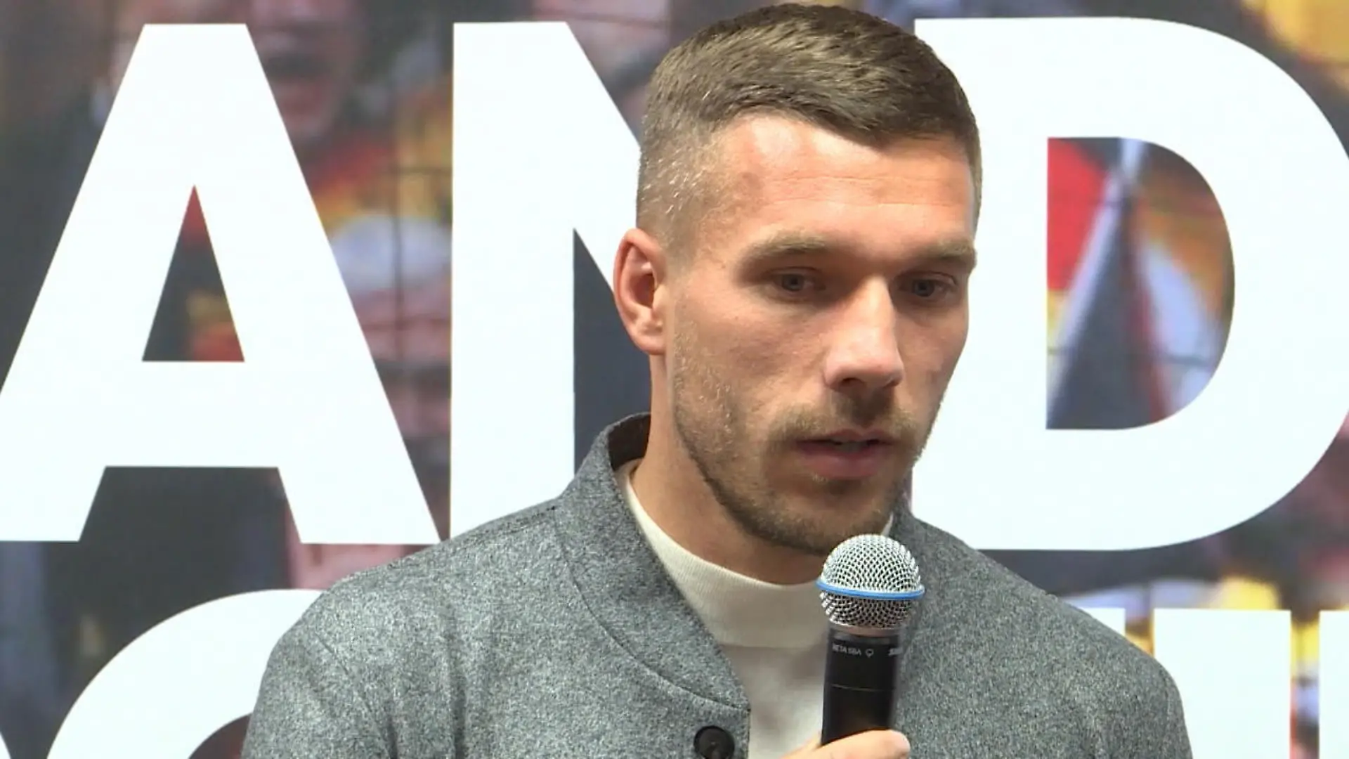 Lukas Podolski schießt gegen Spielerfrauen Er nimmt nie ein Blatt vor den Mund