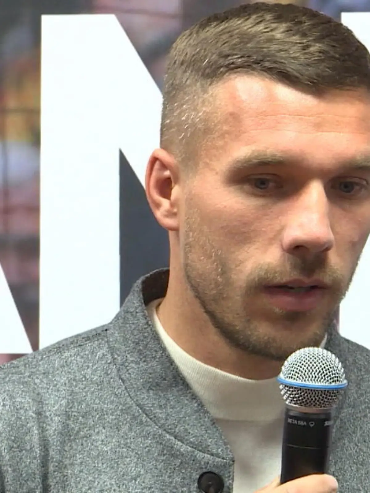 Bild zu: "Lukas Podolski schießt gegen Spielerfrauen"