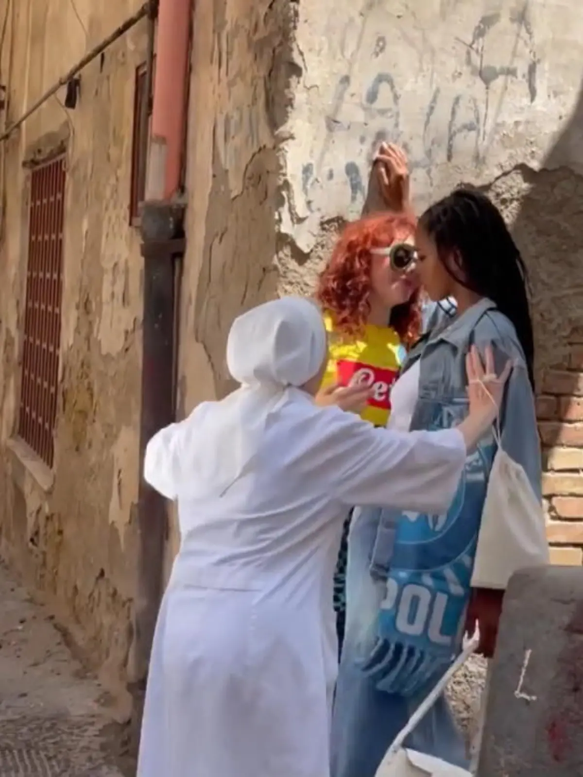 Zwei Frauen, die sich küssen? Das ging einer Nonne in Italien wohl zu weit. Als sie die Models beim Knutschen sieht, stürmt sie auf die beiden zu und zieht sie auseinander. Die beiden Frauen quittieren die homophobe Intervention mit einem Lachen.