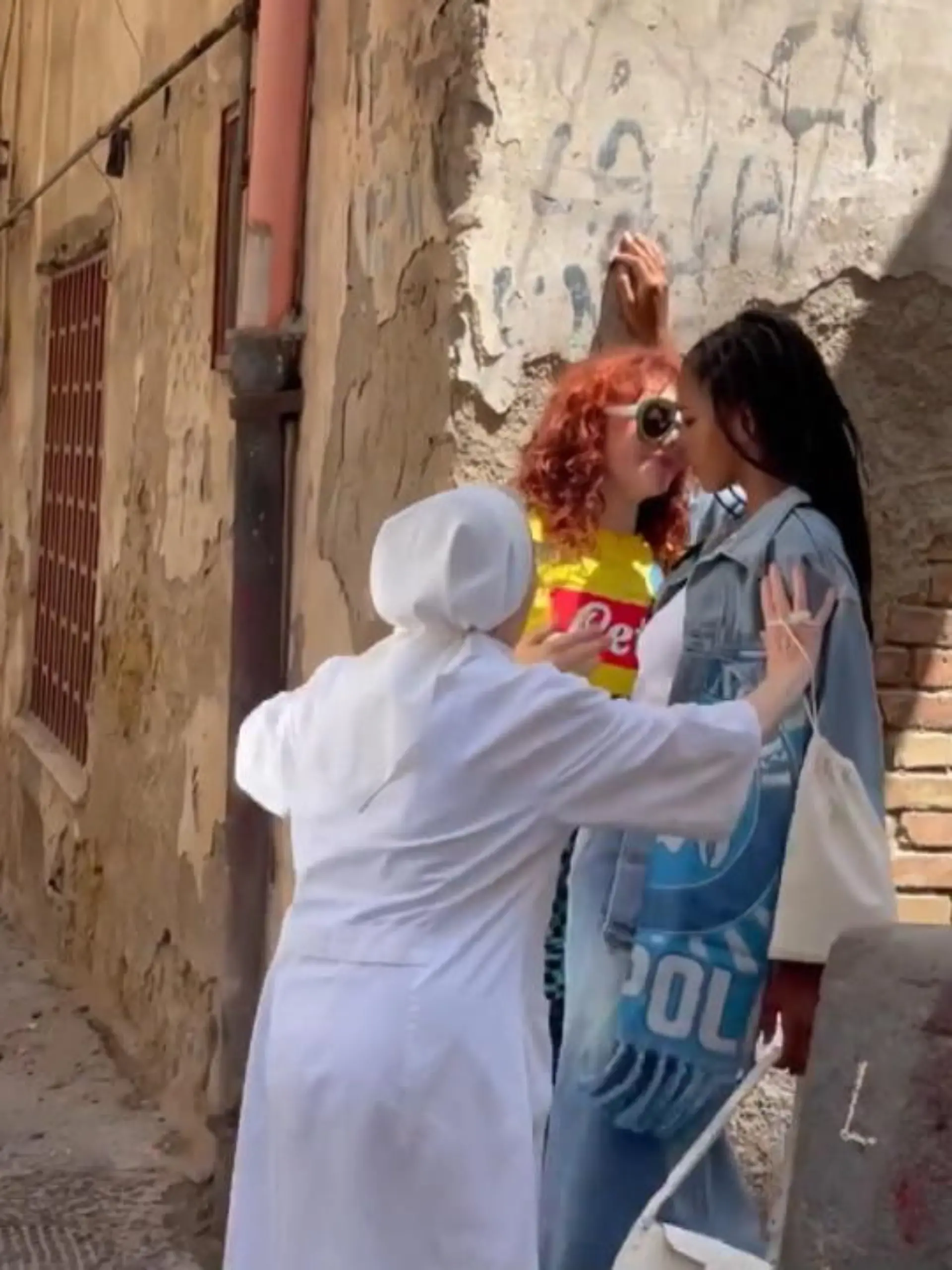 Zwei Frauen, die sich küssen? Das ging einer Nonne in Italien wohl zu weit. Als sie die Models beim Knutschen sieht, stürmt sie auf die beiden zu und zieht sie auseinander. Die beiden Frauen quittieren die homophobe Intervention mit einem Lachen.