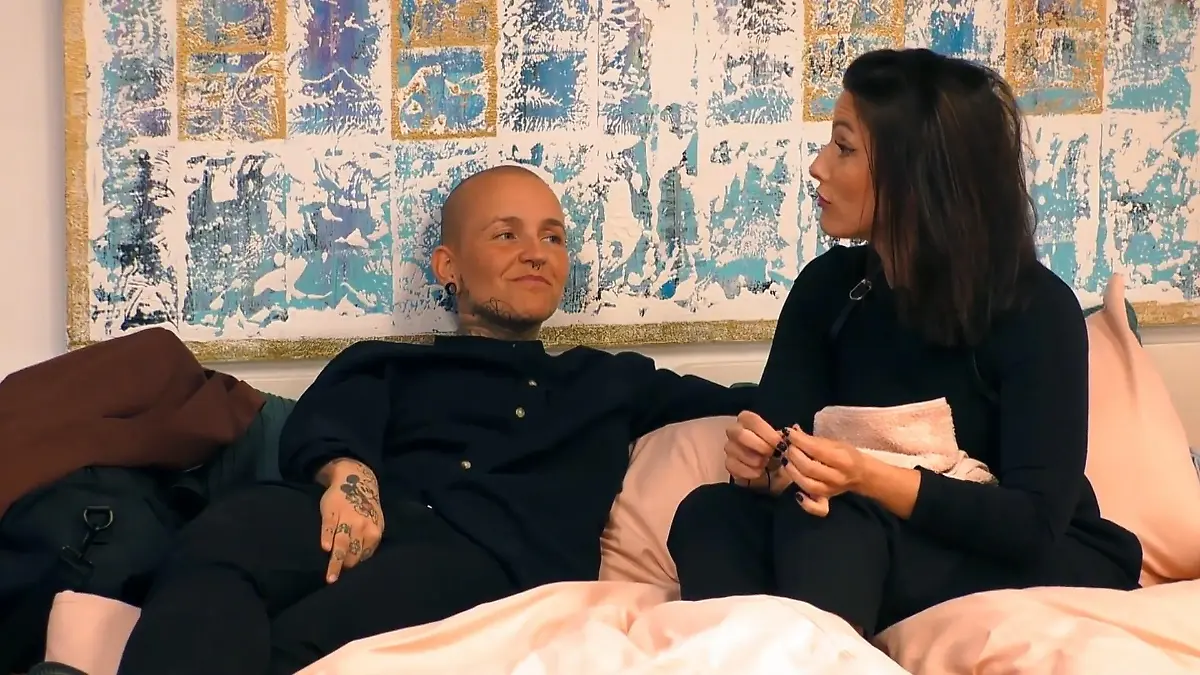 Könnte aus Saskia und Biene ein Paar werden? Flirts unter den "Princess Charming"-Singles