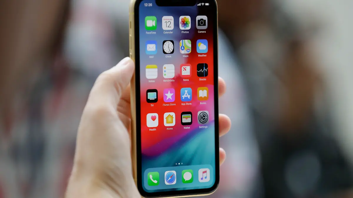 ARCHIV - 12.09.2018, USA, Cupertino: Apples iPhone XR wird bei einer Präsentation gezeigt.(Zu dpa "Apple bekräftigt Nein zur Entsperrung von iPhones nach FBI-Anfrage") Foto: Marcio Jose Sanchez/AP/dpa +++ dpa-Bildfunk +++