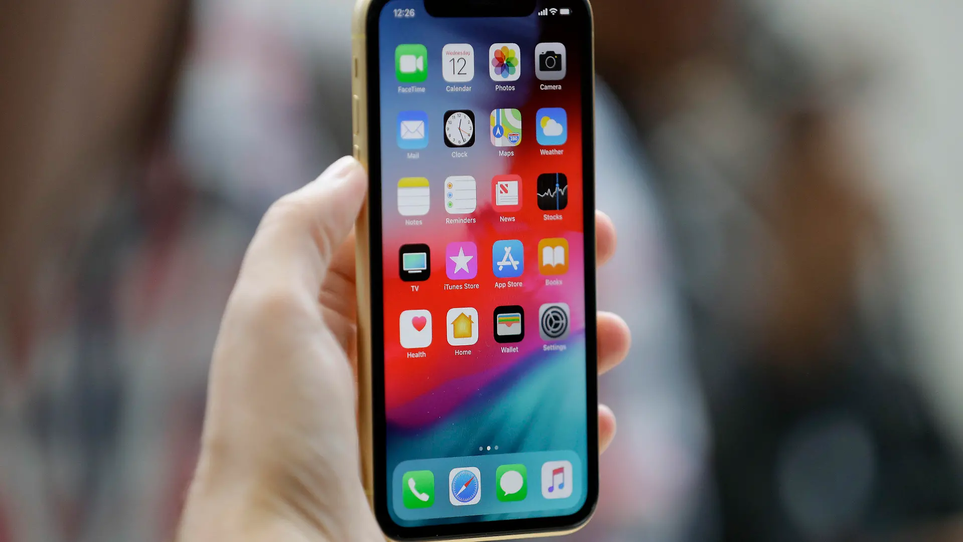 ARCHIV - 12.09.2018, USA, Cupertino: Apples iPhone XR wird bei einer Präsentation gezeigt.(Zu dpa "Apple bekräftigt Nein zur Entsperrung von iPhones nach FBI-Anfrage") Foto: Marcio Jose Sanchez/AP/dpa +++ dpa-Bildfunk +++