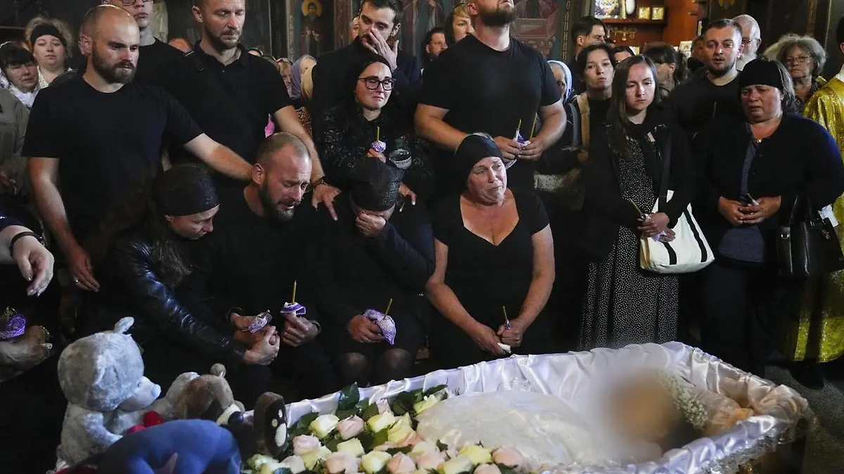 Artem Dmitriev schaut ein letztes Mal in das zarte Gesicht seiner vier Jahre alten Tochter Liza, die bei einem Raketenangriff auf Winnyzja getötet worden ist.