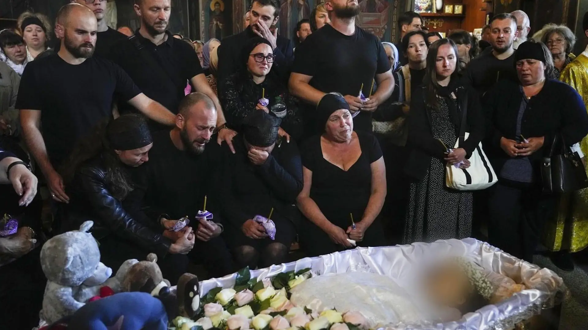 Artem Dmitriev schaut ein letztes Mal in das zarte Gesicht seiner vier Jahre alten Tochter Liza, die bei einem Raketenangriff auf Winnyzja getötet worden ist.