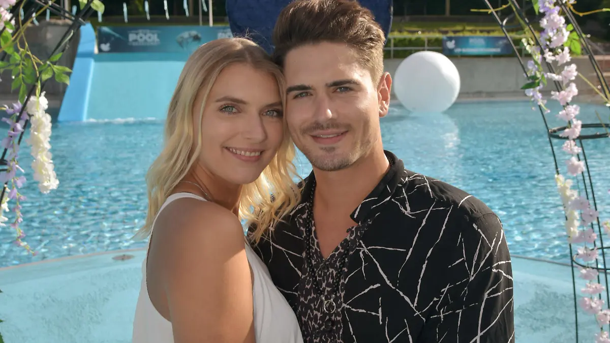 Frankfurt, 7. Juni 2020. Model und Ex Mister Germany Dominik Bruntner (27) und Model-Freundin Jolina Fust (23) bei der WCD Pool Session im Stadionbad