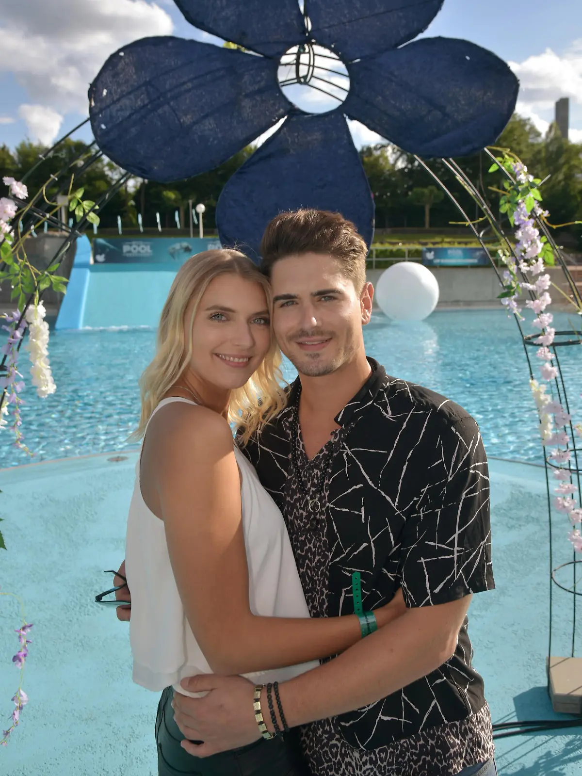 Frankfurt, 7. Juni 2020. Model und Ex Mister Germany Dominik Bruntner (27) und Model-Freundin Jolina Fust (23) bei der WCD Pool Session im Stadionbad
