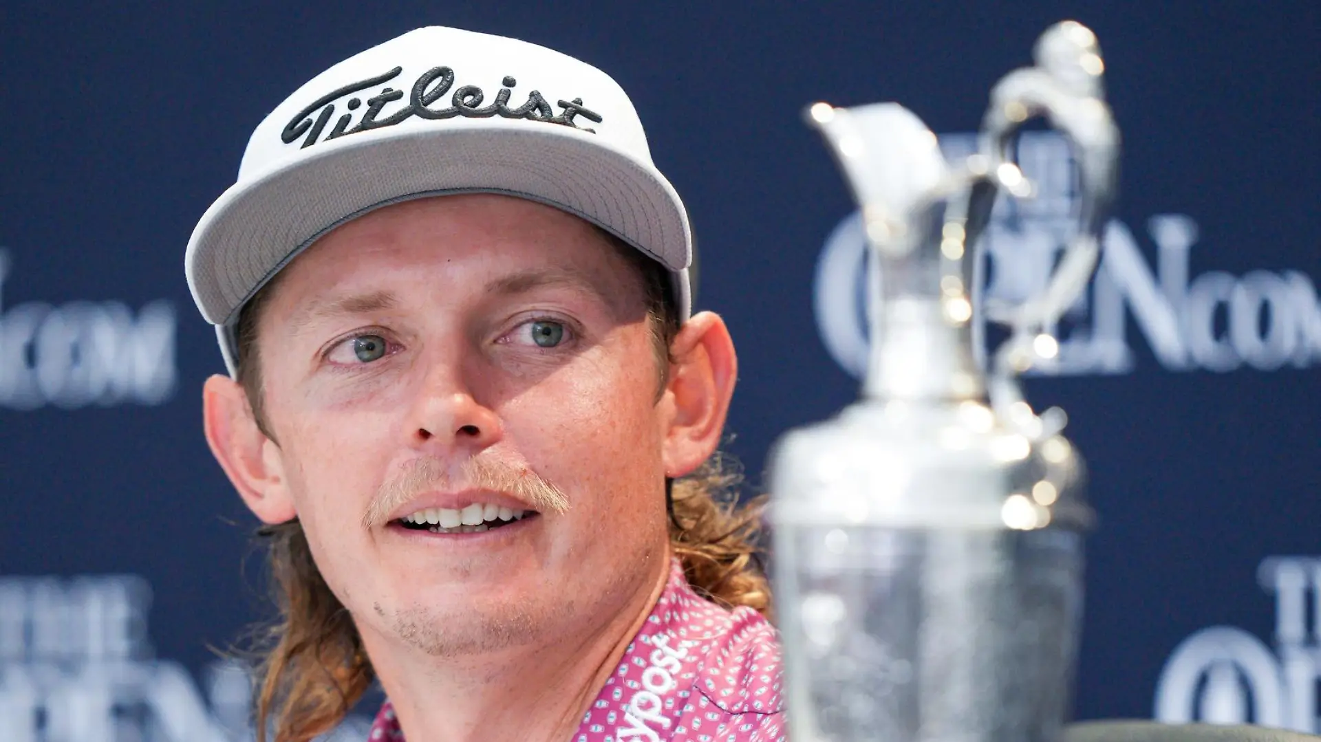 Mandatory Credit: Photo by Stuart Wallace/Shutterstock 13026578ak Cameron Smith of Australia sits with the Claret Jug during a press conference, PK, Pressekonferenz after winning the the 150th Open Championship with a score of 20 under par for the tournament. The British Open Championship, Day Four, Golf, St Andrews, Fife, UK - 17 Jul 2022 The British Open Championship, Day Four, Golf, St Andrews, Fife, UK - 17 Jul 2022 PUBLICATIONxINxGERxSUIxAUTXHUNxGRExMLTxCYPxROMxBULxUAExKSAxONLY Copyright: xStuartxWallace/Shutterstockx 13026578ak