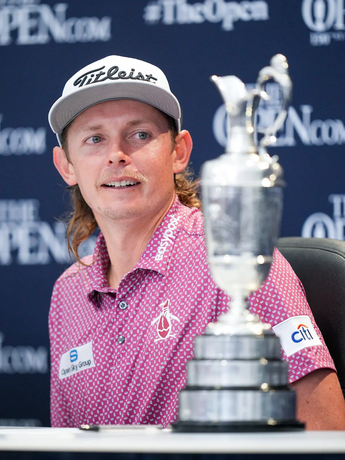  Mandatory Credit: Photo by Stuart Wallace/Shutterstock 13026578ak Cameron Smith of Australia sits with the Claret Jug during a press conference, PK, Pressekonferenz after winning the the 150th Open Championship with a score of 20 under par for the tournament. The British Open Championship, Day Four, Golf, St Andrews, Fife, UK - 17 Jul 2022 The British Open Championship, Day Four, Golf, St Andrews, Fife, UK - 17 Jul 2022 PUBLICATIONxINxGERxSUIxAUTXHUNxGRExMLTxCYPxROMxBULxUAExKSAxONLY Copyright: xStuartxWallace/Shutterstockx 13026578ak