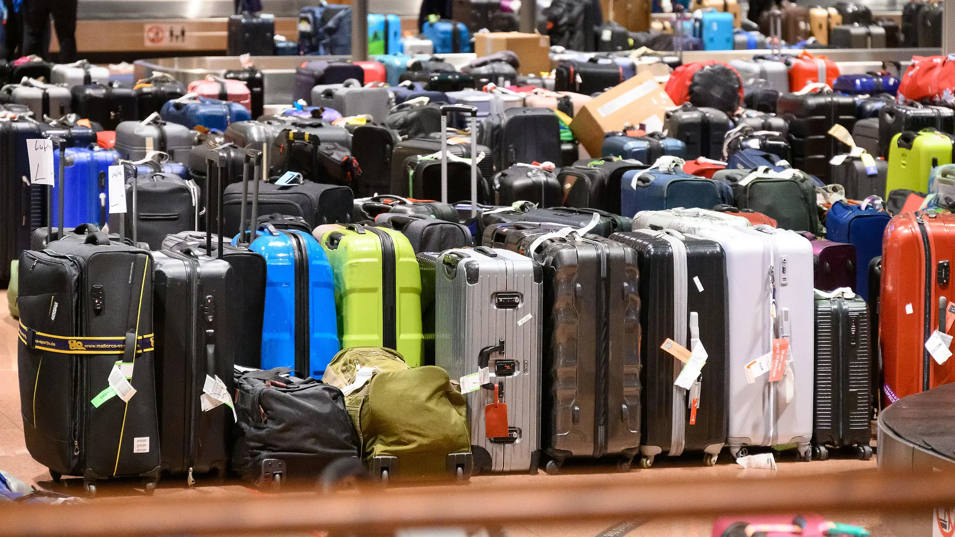 ARCHIV - 23.06.2022, Hamburg: Zahlreiche Koffer lagern im Gepäckausgabe-Bereich. Koffer, Taschen und Kinderwagen stehen in der Gepäckausgabe des Airports und finden erst nach Tagen ihre Besitzer. Nach Angaben des Flughafens handelt es sich um sogenanntes Rush Gepäck, das mit einem späteren Flug als der Passagier angekommen ist. (zu dpa "Vom Drehkreuz an alle: Kofferberge an den Flughäfen") Foto: Jonas Walzberg/dpa +++ dpa-Bildfunk +++