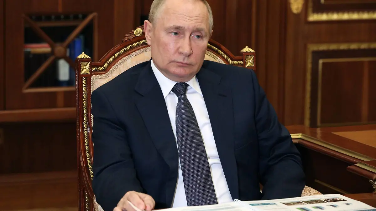 Russia Putin 8234569 11.07.2022 Russia President Vladimir Putin attends a meeting with Moscow Region Governor Andrei Vorobyov at the Kremlin in Moscow, Russia. Mikhail Klimentyev / Sputnik Moscow Russia PUBLICATIONxINxGERxSUIxAUTxONLY Copyright: xMikhailxKlimentyevx 
