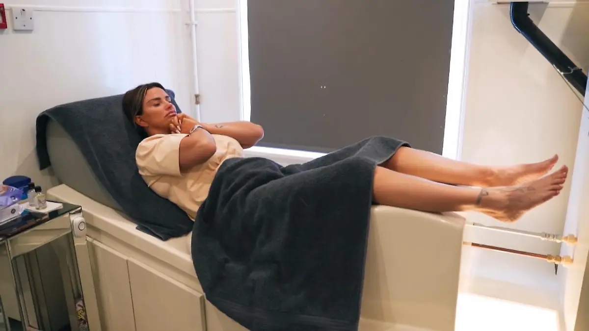 Katie Price filmt Darmspülung mit Alles für die Fans