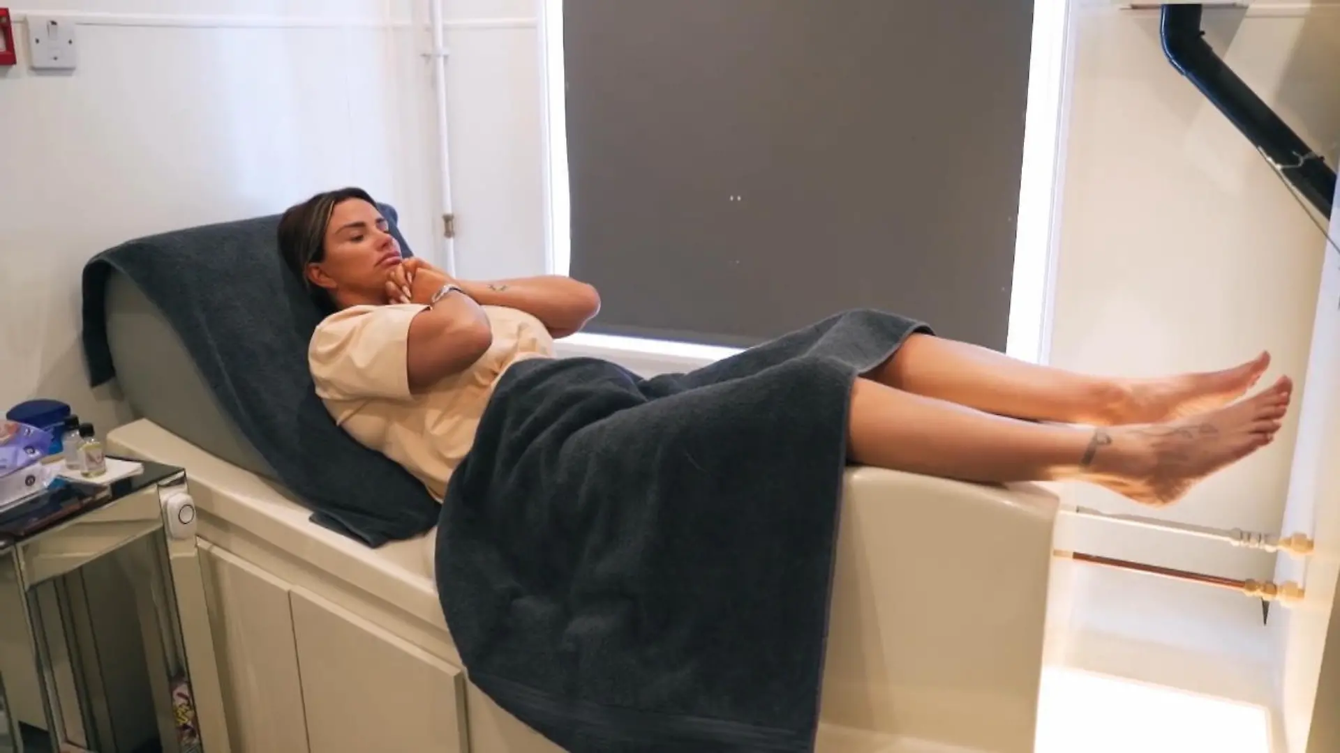 Katie Price filmt Darmspülung mit Alles für die Fans