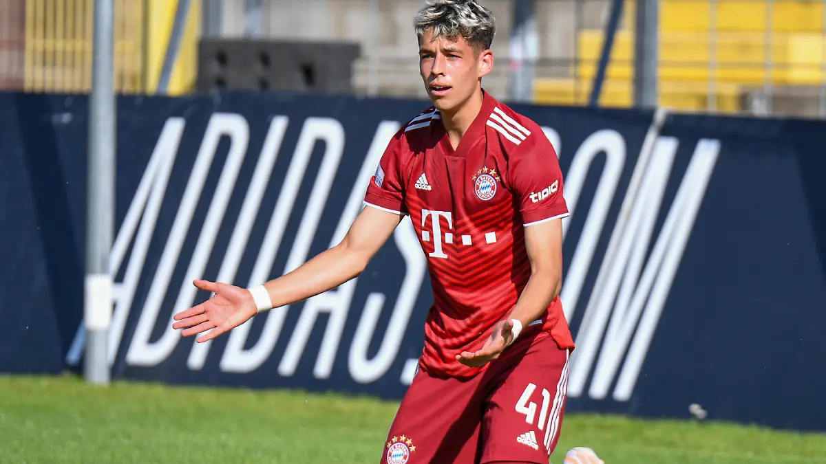 Nick Salihamidzic Copado (Bayern München, FCB, 41) reklamiert, beschweren, meckern, pessimistisch, Action, Aktion Freisteller, Ganzkörper, Einzelbild, Aktion, Action, 25.09.2021, München (Deutschland), Fussball, Regionalliga Bayern, FC Bayern München II - TSV Rain am Lech, DFB/DFL REGULATIONS PROHIBIT ANY USE OF PHOTOGRAPHS AS IMAGE SEQUENCES AND/OR QUASI-VIDEO.