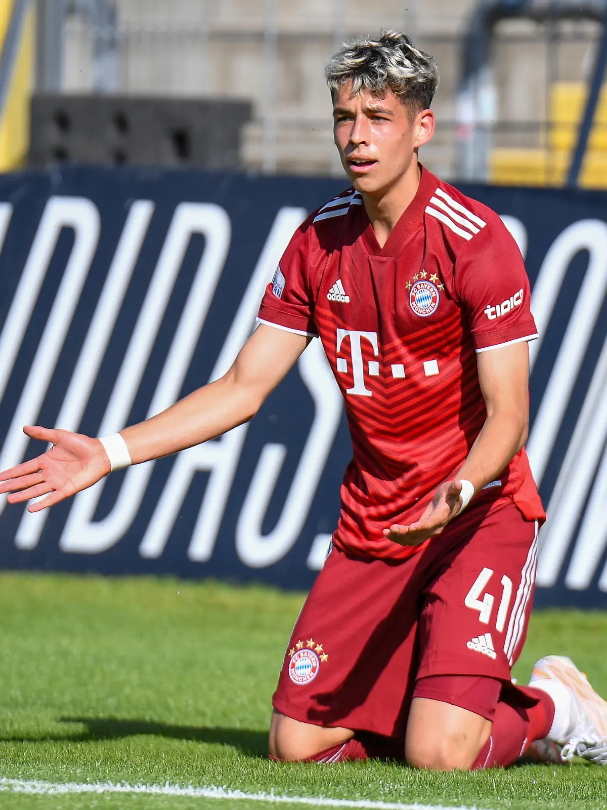Nick Salihamidzic Copado (Bayern München, FCB, 41) reklamiert, beschweren, meckern, pessimistisch, Action, Aktion Freisteller, Ganzkörper, Einzelbild, Aktion, Action, 25.09.2021, München (Deutschland), Fussball, Regionalliga Bayern, FC Bayern München II - TSV Rain am Lech, DFB/DFL REGULATIONS PROHIBIT ANY USE OF PHOTOGRAPHS AS IMAGE SEQUENCES AND/OR QUASI-VIDEO.