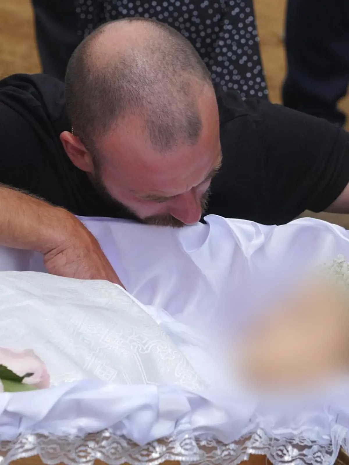 Artem Dmitriev schaut ein letztes Mal in das zarte Gesicht seiner vier Jahre alten Tochter Liza, die bei einem Raketenangriff auf Winnyzja getötet worden ist.