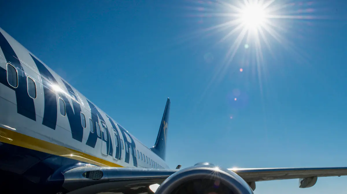 Ein Flugzeug der Marke Boeing 737-8AS der irischen Billigfluggesellschaft Ryanair und Malta Air auf dem TrapaniBirgi Airport auf Sizilien/Italien,