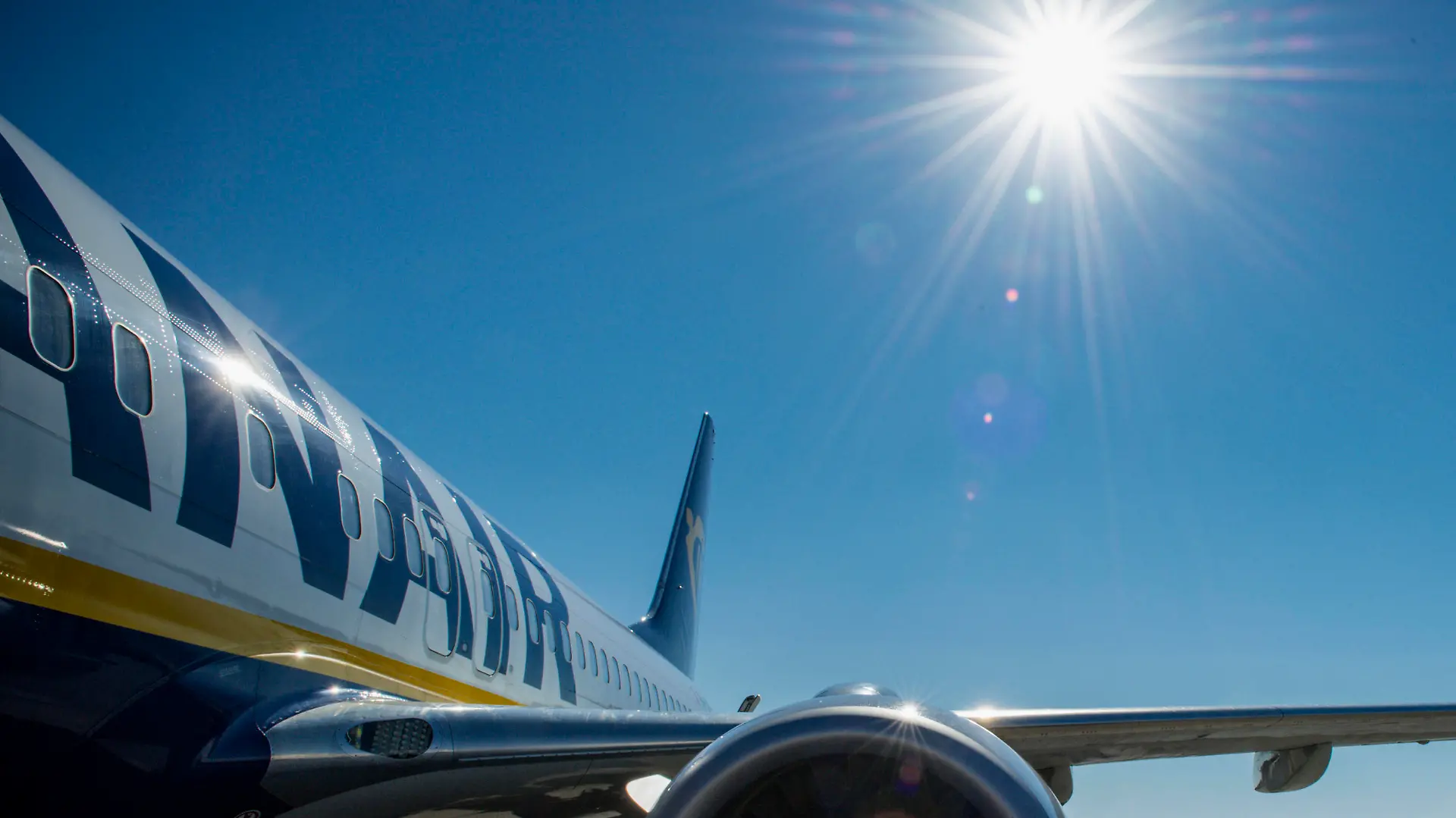 Ein Flugzeug der Marke Boeing 737-8AS der irischen Billigfluggesellschaft Ryanair und Malta Air auf dem TrapaniBirgi Airport auf Sizilien/Italien,