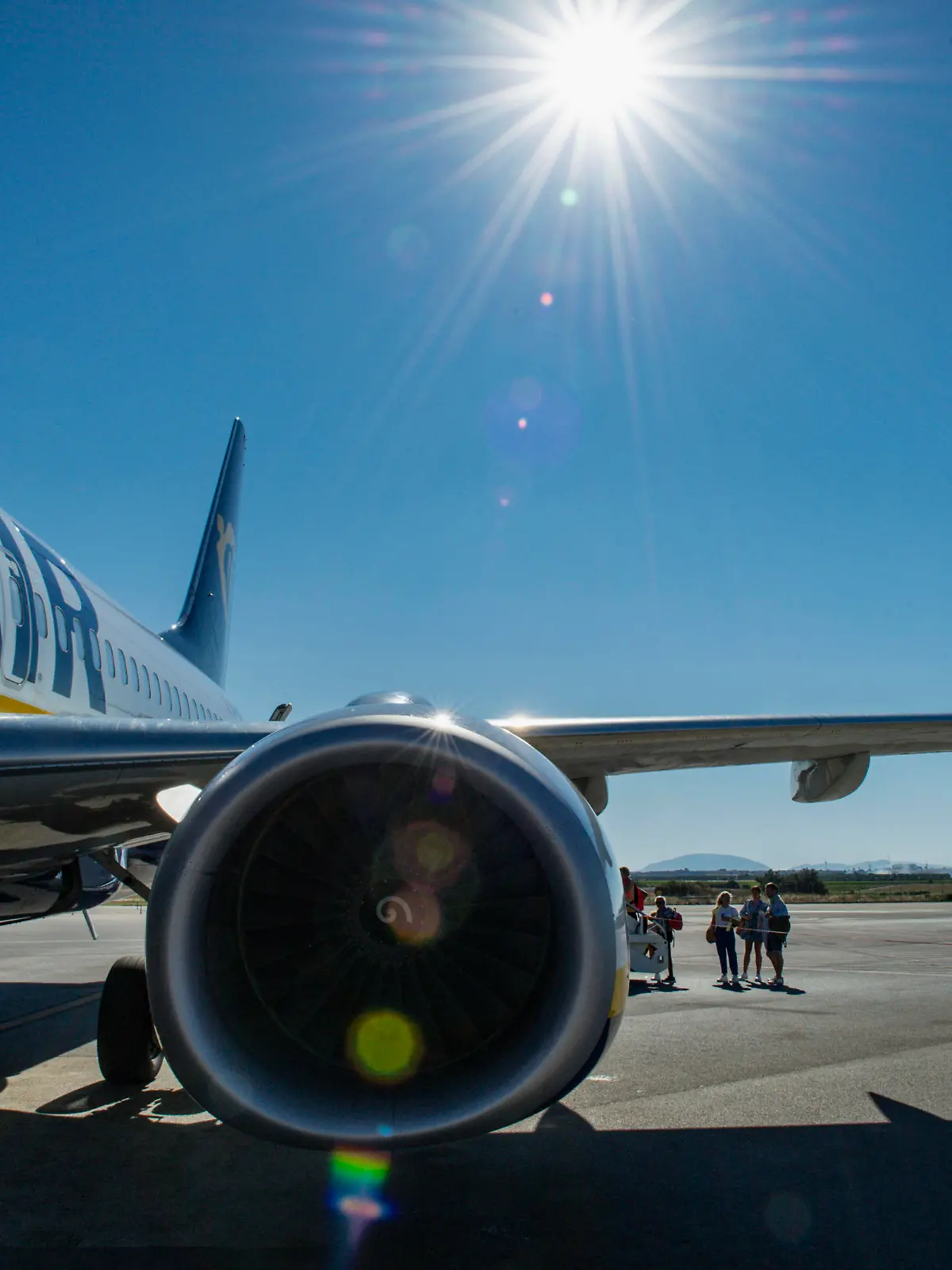 Ein Flugzeug der Marke Boeing 737-8AS der irischen Billigfluggesellschaft Ryanair und Malta Air auf dem TrapaniBirgi Airport auf Sizilien/Italien,