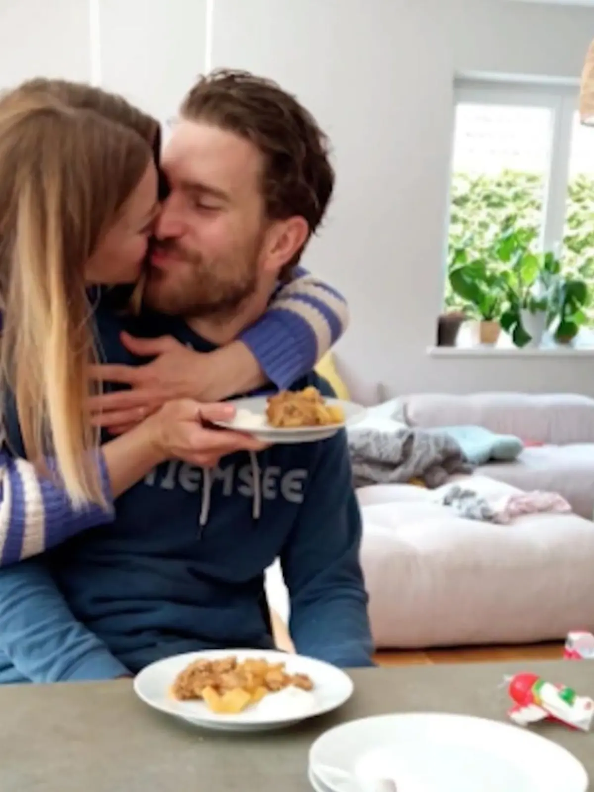 Bild zu: "Nina Bott darf endlich wieder ihren Benni küssen"