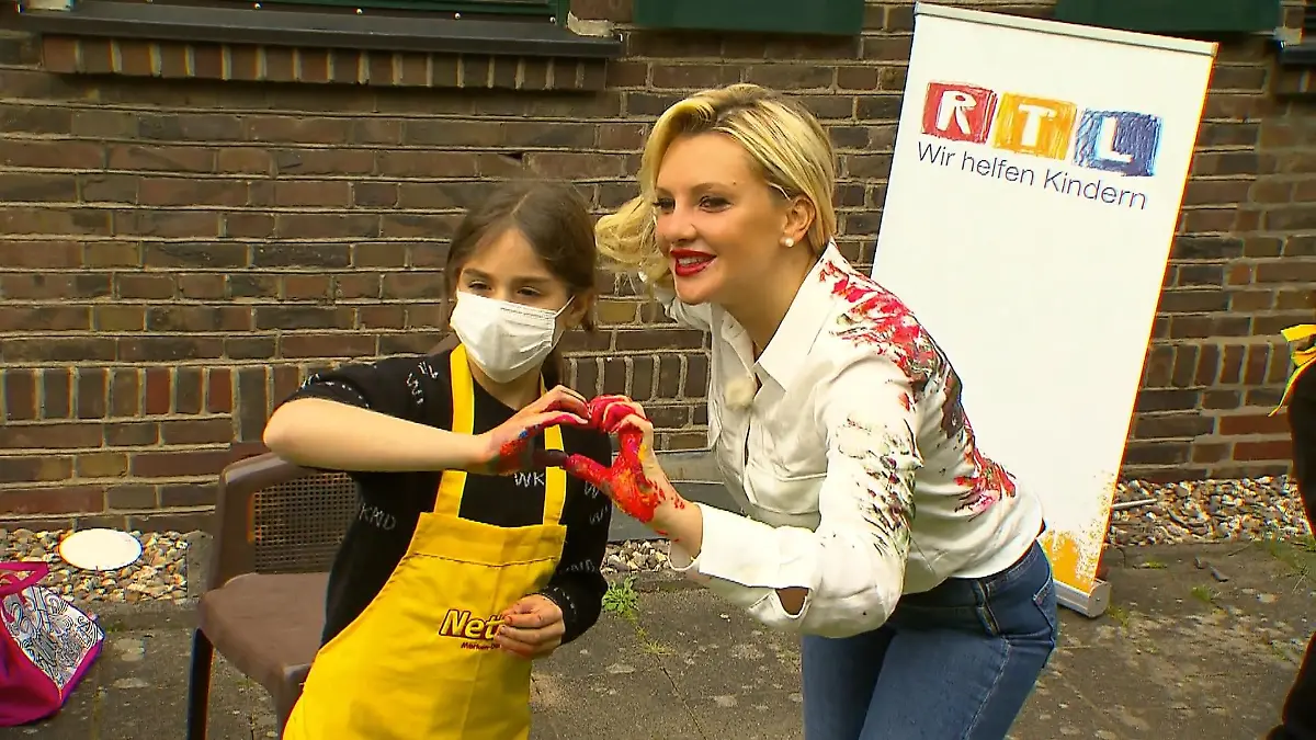 Evelyn Burdecki malt mit Kindern für den guten Zweck "Diese Moment sind goldwert"