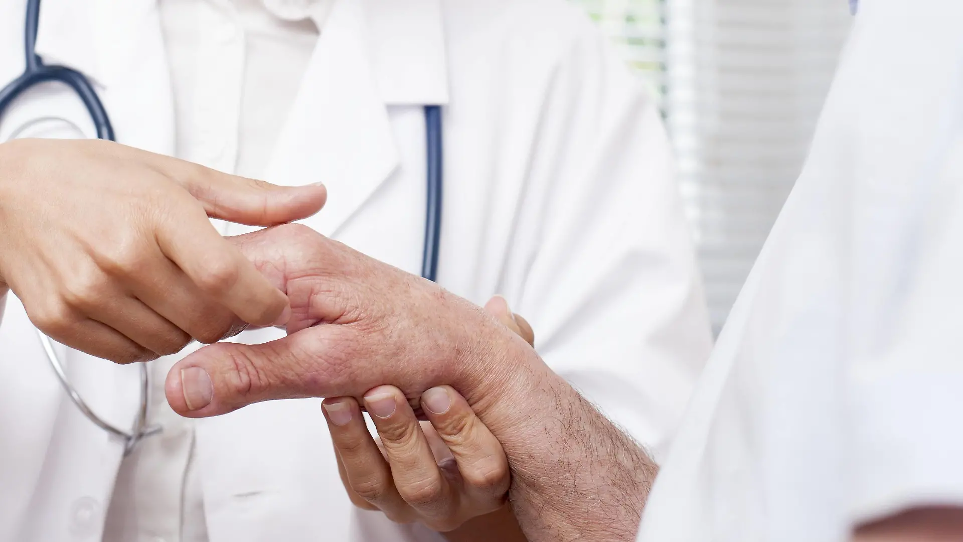 Nurse checking man s hand joints Nurse checking senior man s hand joints. PUBLICATIONxINxGERxSUIxHUNxONLY SCIENCExPHOTOxLIBRARY F020/7586