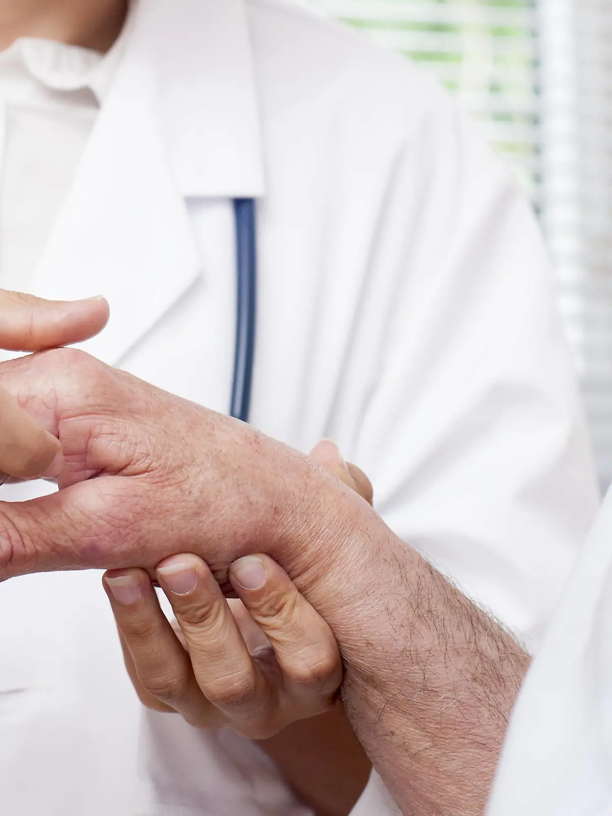 Nurse checking man s hand joints Nurse checking senior man s hand joints. PUBLICATIONxINxGERxSUIxHUNxONLY SCIENCExPHOTOxLIBRARY F020/7586  