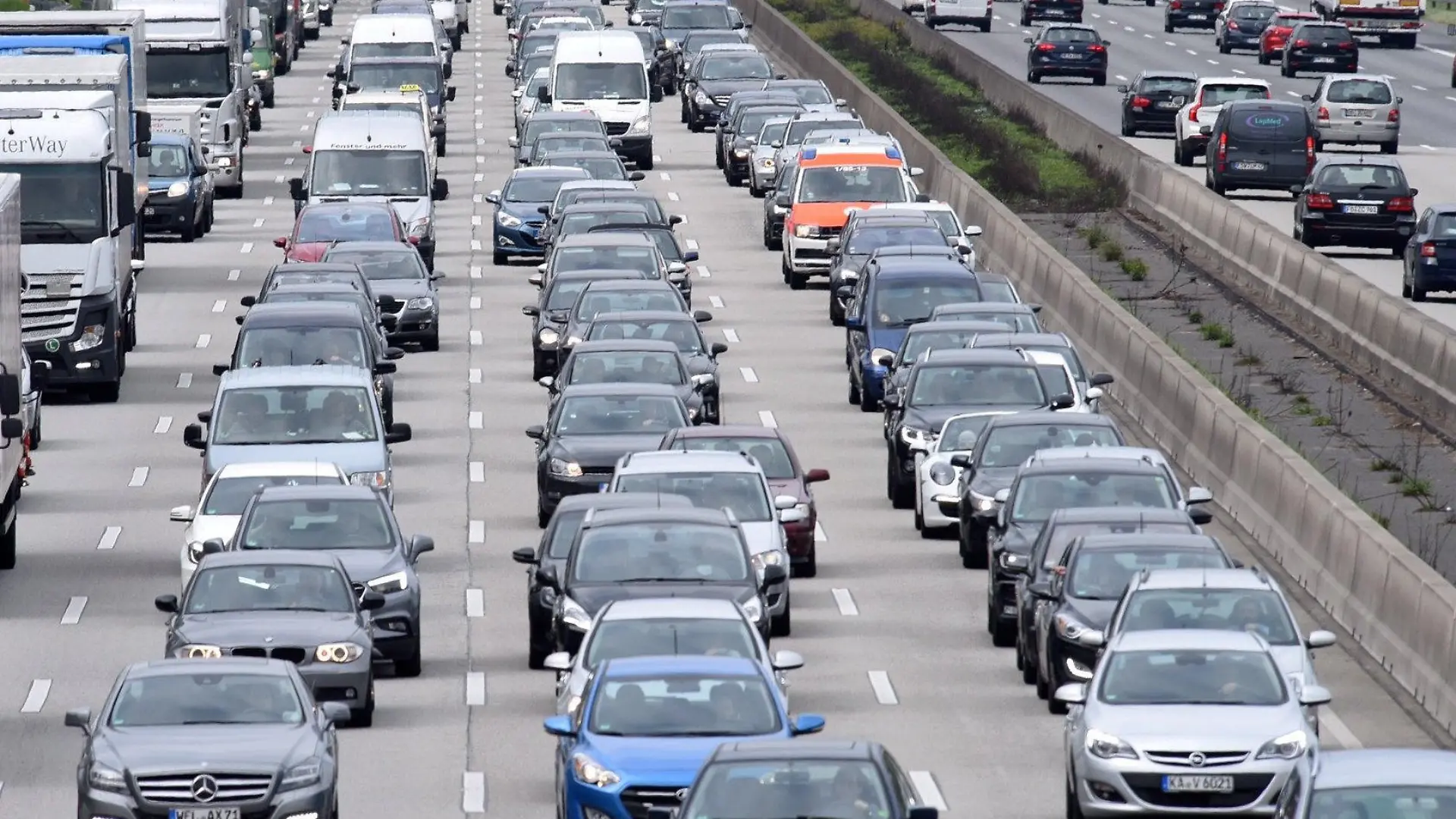 ARCHIV - 28.04.2017, Hessen, Darmstadt: Kilometerlang staut sich der Verkehr auf der Autobahn A5 in südlicher Richtung in Höhe des Rasthofs Gräfenhausen in der Nähe des Darmstädter Kreuzes. (zu dpa «Autofahrer standen in Hessen mehr als 39 300 Stunden im Stau») Foto: Jürgen Mahnke/dpa +++ dpa-Bildfunk +++