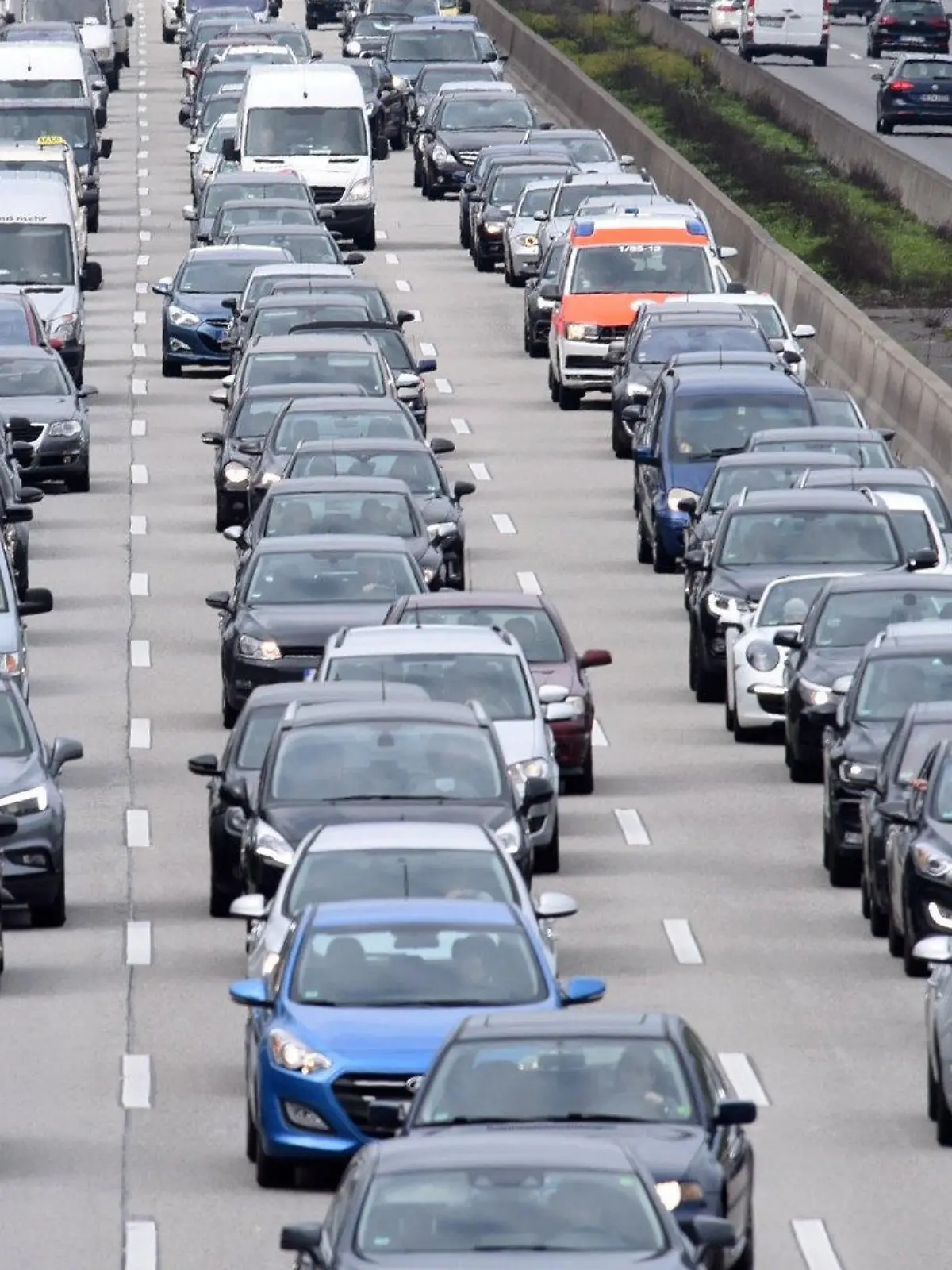ARCHIV - 28.04.2017, Hessen, Darmstadt: Kilometerlang staut sich der Verkehr auf der Autobahn A5 in südlicher Richtung in Höhe des Rasthofs Gräfenhausen in der Nähe des Darmstädter Kreuzes.  (zu dpa «Autofahrer standen in Hessen mehr als 39 300 Stunden im Stau») Foto: Jürgen Mahnke/dpa +++ dpa-Bildfunk +++