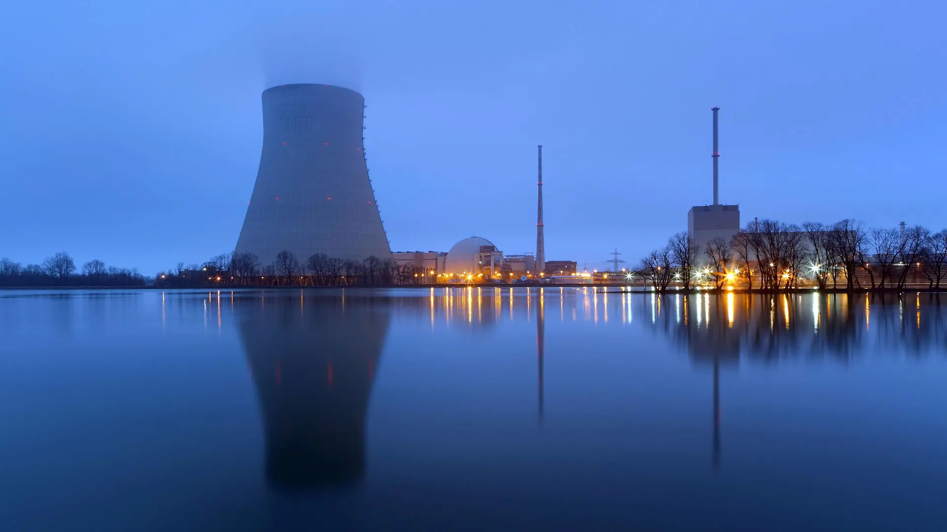 Kernkraftwerk Isar / Ohu. Das Kernkraftwerk Isar / Ohu am 13.02.2015 in Niederbayern.
Nuclear power plant Isar OHU the Nuclear power plant Isar OHU at 13 02 2015 in Lower Bavaria
