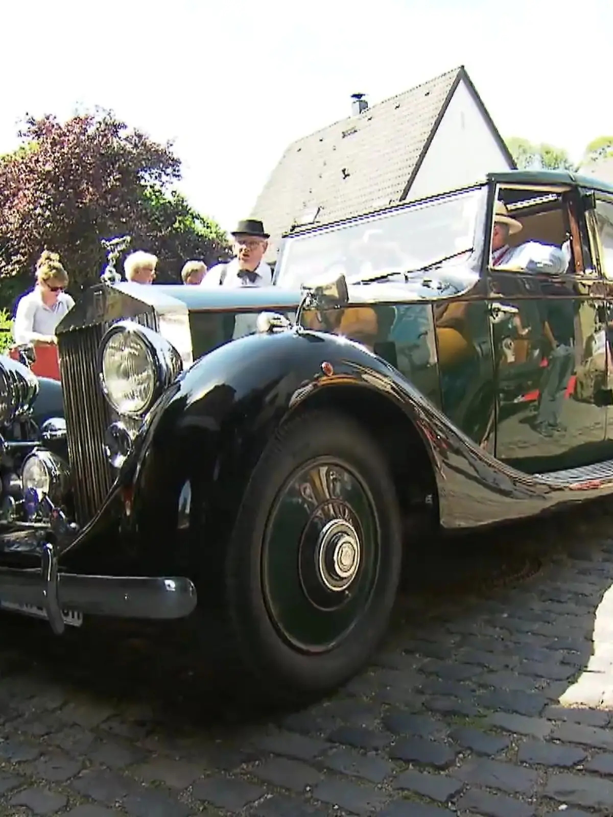 Je oller, je doller! Die Alten hatten am Wochenende Ausgang. In Nideggen in der Eifel haben Oldtimer-Fans ihre Schätzchen auf die Straße gelassen - zur Eifelrundfahrt 2022. Ein Jubiläum, das an den Motorsport vor 100 Jahren erinnern soll. Mit dabei auch Georg Becker aus Grevenbroich. Der 61 Jahre alte Oldtimer-Fan will mit seinem Ford T-Nachbau aus dem Rennjahr 1926 an Start gehen. Doch sein Auto streikt.