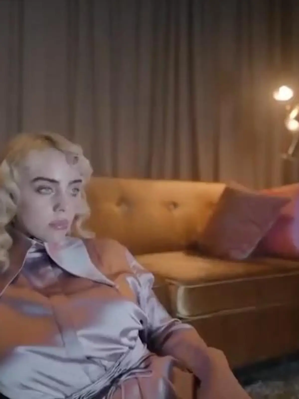 Bild zu: "Billie Eilish beantwortet Fragen von Promis"