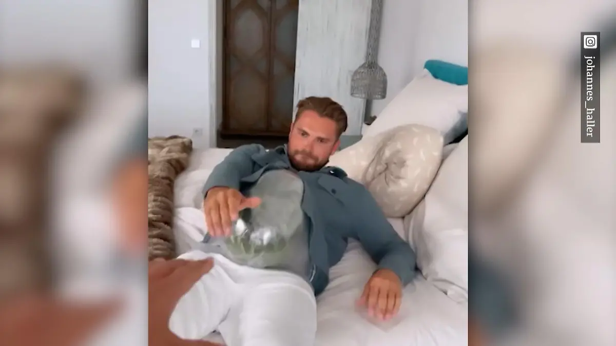 Johannes Haller bindet sich dicke Melone an Bauch Um sich schwanger zu fühlen wie Verlobte Jessi