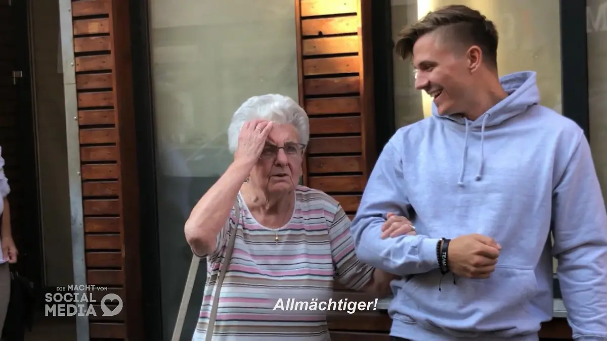 Wie kann Chris seiner Oma Lissi zeigen, wie berühmt sie ist? Endlich weiß er, wie es klappen kann