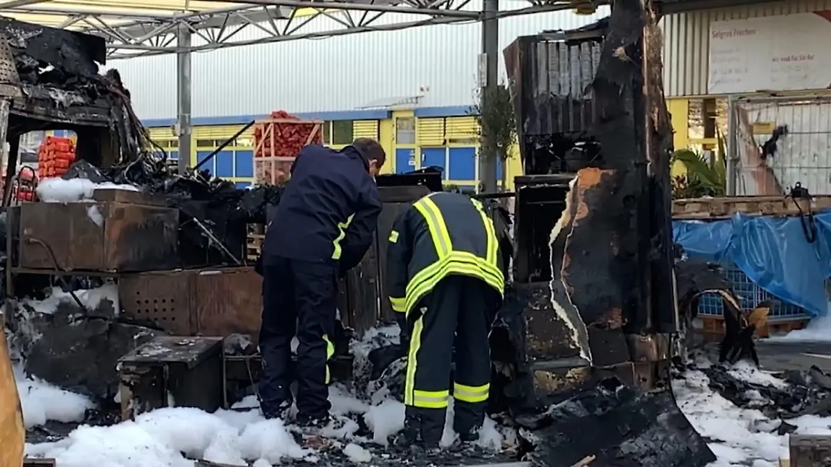 Willi Herrens Reibekuchen-Stand ist völlig ausgebrannt Foodtruck von Willi Herren abgebrannt