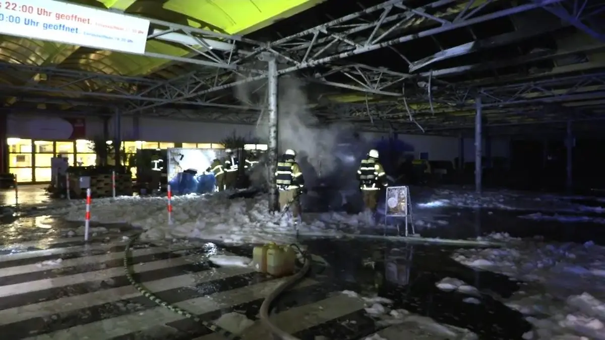 Willi Herrens Foodtruck ist vollkommen ausgebrannt Nachts in Flammen aufgegangen