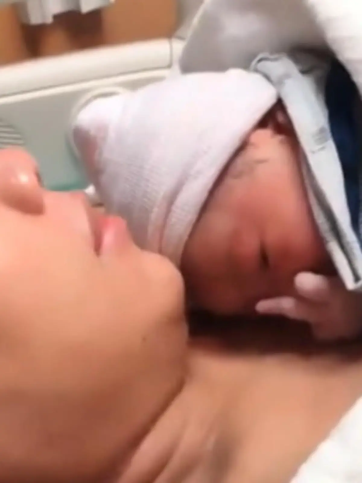 Manche Babys kommen direkt mit einer 

Manche Babys werden mit einer Einstellung geboren. Jetzt ist ein Video von einem kleinen Freudenbündel in Kentucky aufgetaucht, das ihrem Vater den Mittelfinger zu zeigen scheint, nachdem er „sie vom Ausruhen gestört hat“.